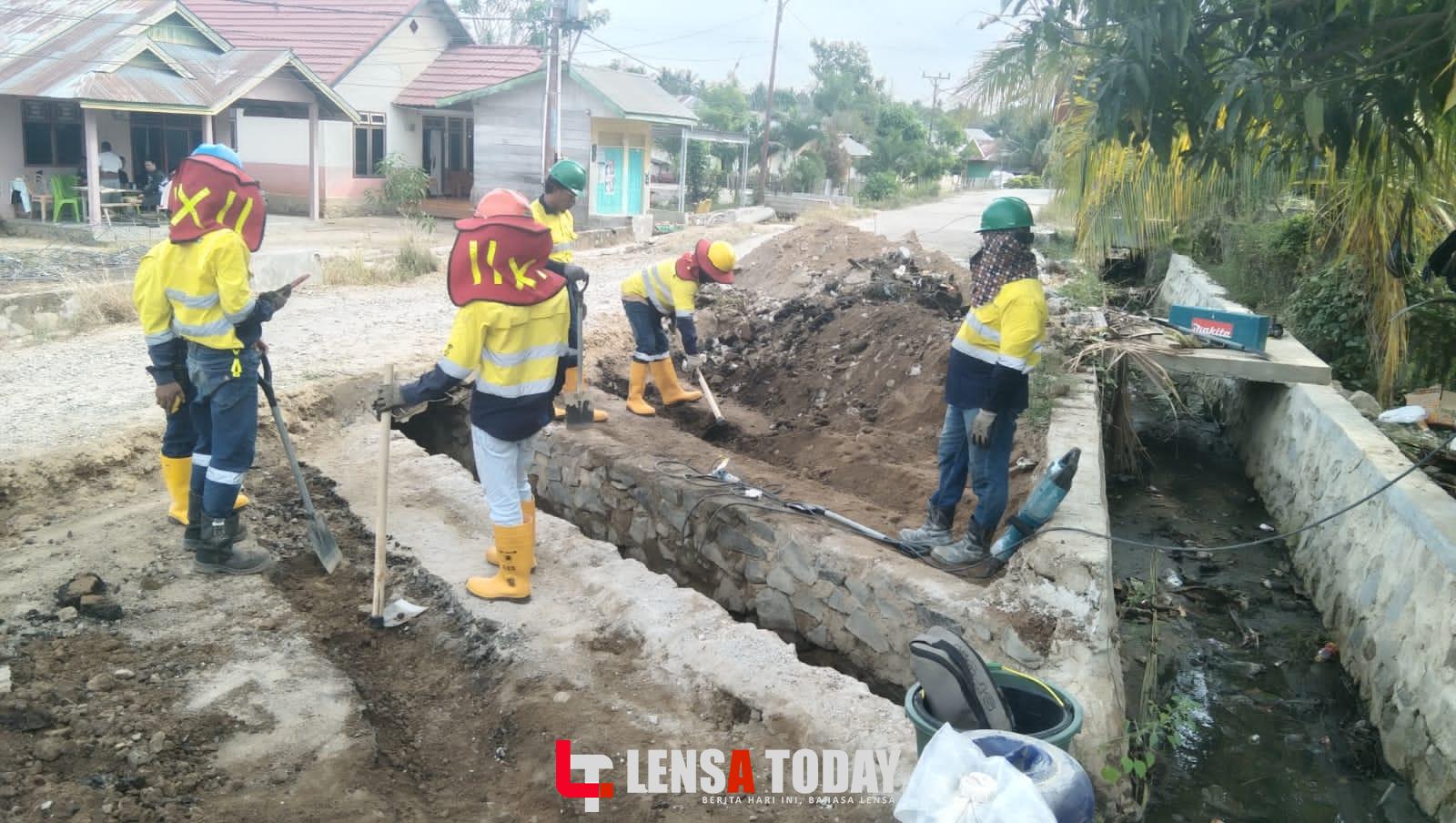 Langkah Cepat Perusahaan PT. PETS Lakukan Perbaikan Plat Deker di Desa Karya Indah