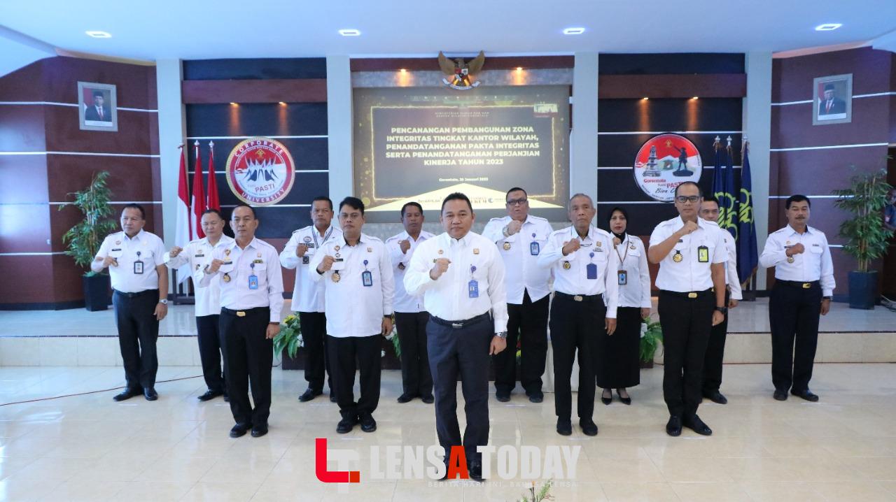 Kakanwil Heni Berikan Penghargaan Kepada Jajaran Berprestasi di Tahun 2022