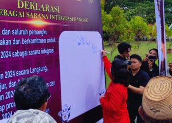 Kirab Pemilu, Deisy Sandra Datau Tandatangani Deklarasi Pemilu Sebagai Sarana Integritas Bangsa