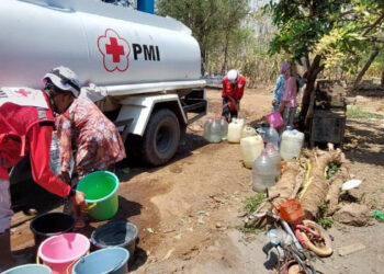 Antisivasi Dampak Musim Kemarau, PMI Pasuruan Distribusikan Ribuan Liter Air Bersih