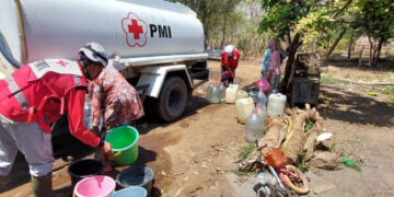 Antisivasi Dampak Musim Kemarau, PMI Pasuruan Distribusikan Ribuan Liter Air Bersih