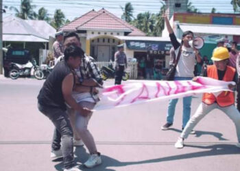 Aliansi Masyarakat Lingkar Tambang Pohuwato Parodikan Gerakan Perebutan Tanah di Depan Polres Pohuwato
