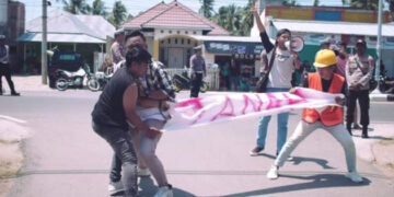 Aliansi Masyarakat Lingkar Tambang Pohuwato Parodikan Gerakan Perebutan Tanah di Depan Polres Pohuwato