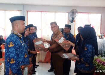 743 SK Pegawai Pemerintah Dengan Perjanjian Kerja Di Serahkan Oleh Bupati Gorut
