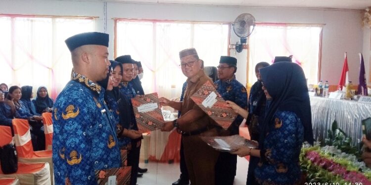 743 SK Pegawai Pemerintah Dengan Perjanjian Kerja Di Serahkan Oleh Bupati Gorut