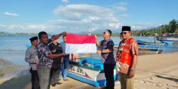 Jelang HUT ke-78 Proklamasi Kemerdekaan RI, bupati Gorut Bagikan Bendera Merah Putih