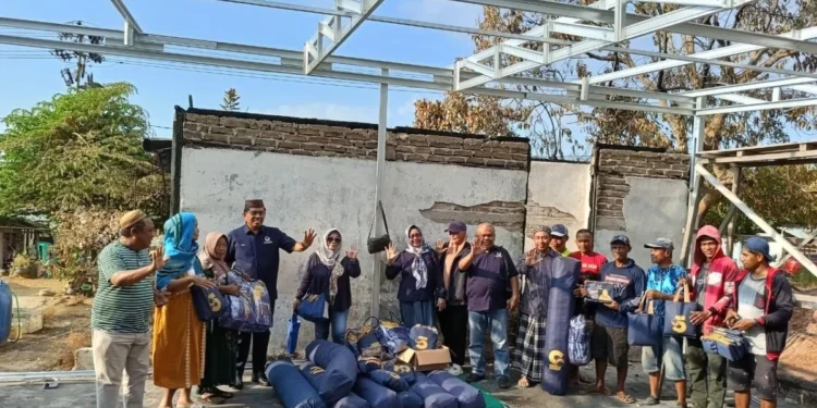 Roni Imran Salurkan Bantuan Untuk Korban Kebakaran di Desa Mootinelo