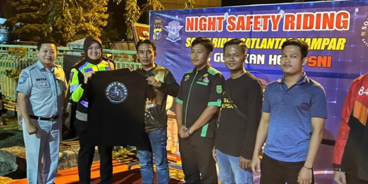 Night Safty Riding Sobat Rider, Satlantas Polres Kampar Sosialisasikan Pentingnya Gunakan Helm SNI