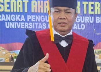 Dikukuhkan Sebagai Guru Besar, Ini Profil Rustam Akili
