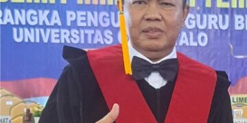 Dikukuhkan Sebagai Guru Besar, Ini Profil Rustam Akili