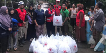 PMI Kabupaten Pasuruan Salurkan 650 Nasi Bungkus Di Kecamatan Winongan yang Terdampak Bencana Banjir Bandang