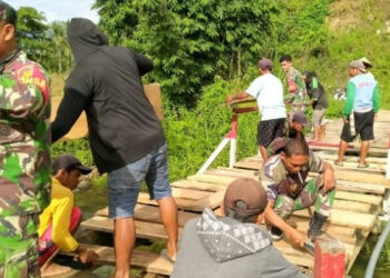 Lakukan Perbaikan Jembatan, Warga & TNI Bergotong Royong
