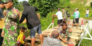Lakukan Perbaikan Jembatan, Warga & TNI Bergotong Royong