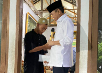 Gelar Takziah Dikediaman Korban Tanah Longsor, Putra Alm. Rudin Kunye Diberikan Beasiswa Oleh Sang Rajawali Pendidikan