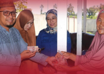 KPU Gorut bagi Daging Kurban Pada Warga Kurang Mampu