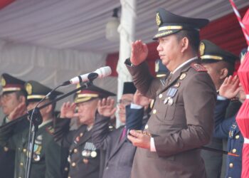 Kejari Gorontalo Utara Pimpin Upacara Penurunan Bendera di HUT Proklamasi Kemerdekaan RI