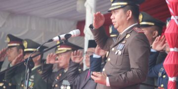 Kejari Gorontalo Utara Pimpin Upacara Penurunan Bendera di HUT Proklamasi Kemerdekaan RI