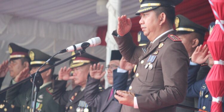 Kejari Gorontalo Utara Pimpin Upacara Penurunan Bendera di HUT Proklamasi Kemerdekaan RI