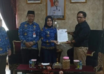 Ketua KPU Serahkan Dokumen Penetapan Caleg Terpilih Kepada Pemda Gorut