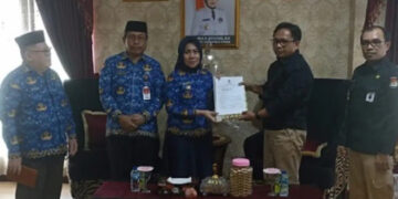 Ketua KPU Serahkan Dokumen Penetapan Caleg Terpilih Kepada Pemda Gorut