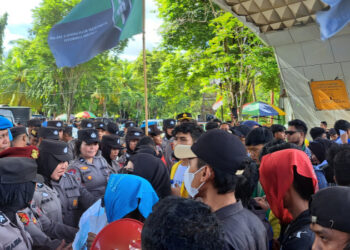 Pelantikan Anggota DPRD Kabgor Periode 2024-2029 Diwarnai Aksi Unjuk Rasa