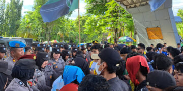 Pelantikan Anggota DPRD Kabgor Periode 2024-2029 Diwarnai Aksi Unjuk Rasa