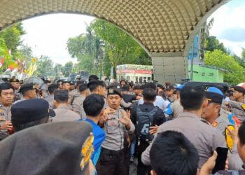 Pelantikan Anggota DPRD Kabgor Periode 2024-2029, Polisi dan Mahasiswa Saling Baku Pukul