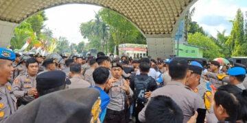 Pelantikan Anggota DPRD Kabgor Periode 2024-2029, Polisi dan Mahasiswa Saling Baku Pukul