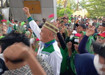 Syam – Sohidin Mendaftar Ke KPU, Ribuan Pendukung Padati Menara Tower Pakaya Limboto