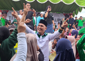 Kampanye Perdana Pasangan “SYAH”, Sang Sekjend APDESI Jadi Rebutan Para Emak-Emak 