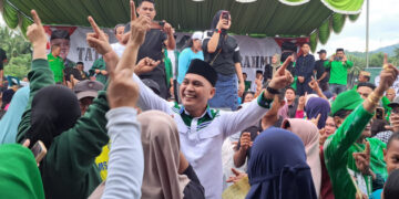 Kampanye Perdana Pasangan “SYAH”, Sang Sekjend APDESI Jadi Rebutan Para Emak-Emak 