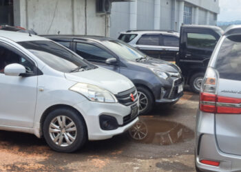 Sok Berkuasa, Oknum Taksi Bandara Hadang Mobil Penjemput Dengan Mobilnya