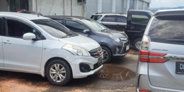 Sok Berkuasa, Oknum Taksi Bandara Hadang Mobil Penjemput Dengan Mobilnya