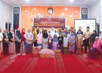 Doa Bersama dan Pemberian Santunan untuk Anak Yatim Piatu oleh KPU Gorontalo Utara