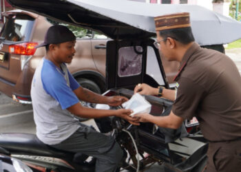 Peduli Sesama, Kejari Kabupaten Gorontalo Bagikan Takjil di Bulan Ramadan