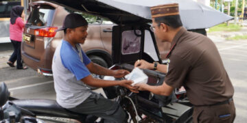 Peduli Sesama, Kejari Kabupaten Gorontalo Bagikan Takjil di Bulan Ramadan