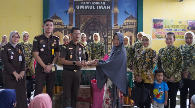 Kejari Kabupaten Gorontalo Berbagi Kebahagiaan di Penghujung Ramadhan Bersama Anak Panti Asuhan Umul Iman