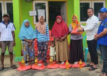 Peduli Korban Banjir, Migdat Abdullah Salurkan Bantuan untuk Warga Desa Molonggota