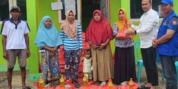Peduli Korban Banjir, Migdat Abdullah Salurkan Bantuan untuk Warga Desa Molonggota