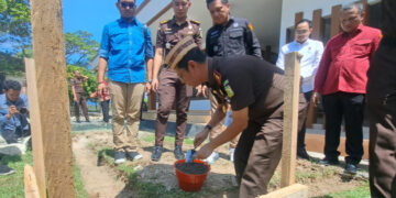 Kejari Kabupaten Gorontalo Letakkan Batu Pertama Pembangunan Masjid Adhyaksa Syaifulloh