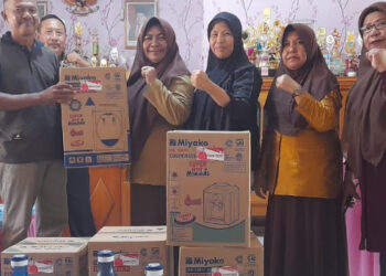 Dukung Program Makan Bergizi Gratis, Suyuti Bantu Dispenser untuk SMP Negeri 1 Limboto Barat