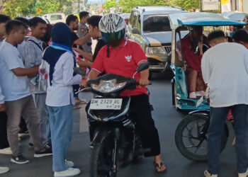 Sambut HUT RI ke-80, Mahasiswa & Wartawan Tebar Merah Putih di Jalanan Limboto
