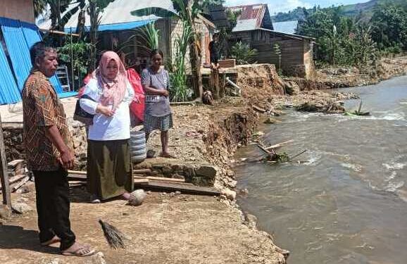 Fitri Yusup Husain Tinjau Warga Terdampak Banjir di Desa Bualemo