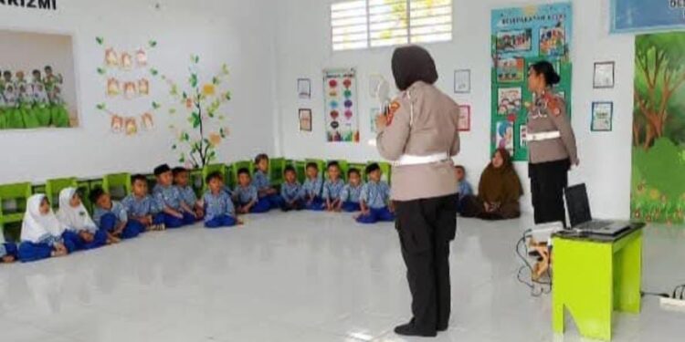 Polantas Menyapa: Kanit Kamsel Polres Gorontalo Utara Edukasi Keselamatan Lalu Lintas di TKIT Al Azhfar