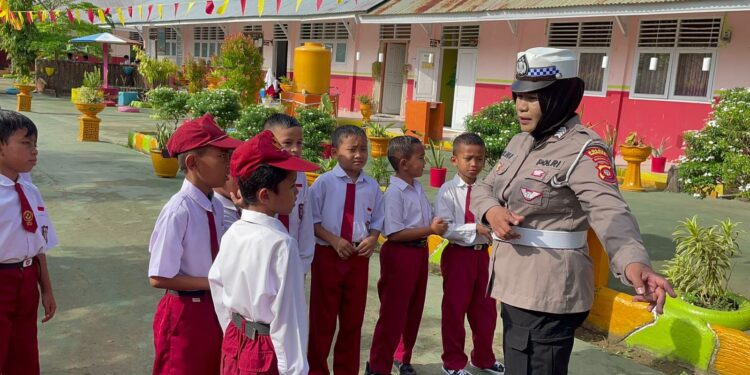 Polantas Menyapa di SDN 5 Kwandang: Bripka Irni Tanamkan Tertib Berlalu Lintas Sejak Dini