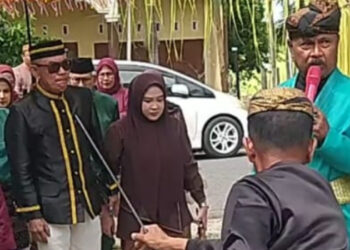 Prosesi Adat Moloopu Tandai Penerimaan Resmi Camat Tibawa