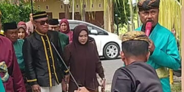 Prosesi Adat Moloopu Tandai Penerimaan Resmi Camat Tibawa