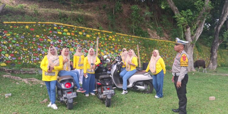 Pererat Silaturahmi, Ipda Yunarto Rivai Sapa Warga di Rest Area Pontolo Melalui Program “Polantas Menyapa”