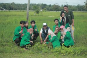 Plt. Kepala Desa, Ketua BPD, dan Mahasiswa IAIN Gorontaalo. Dok istimewa