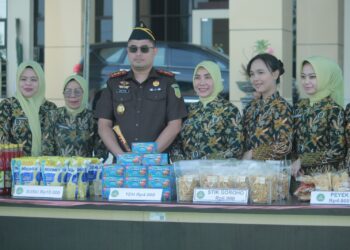 Peduli Masyarakat, Kejari Gorontalo Utara Gelar Pasar Murah di Halaman Kantor